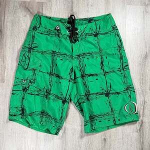 Y2K Volcom Men's Green and Black Splatter Print Board Shorts Surf Size 30